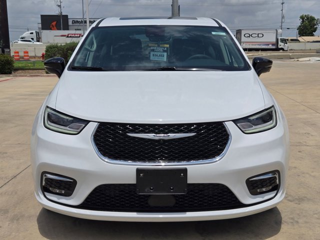 Used 2024 Chrysler Pacifica - photo 2