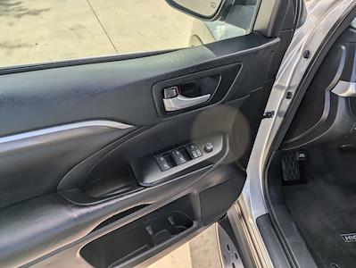 2017 Toyota Highlander FWD SUV for sale #GW2873A - photo 2