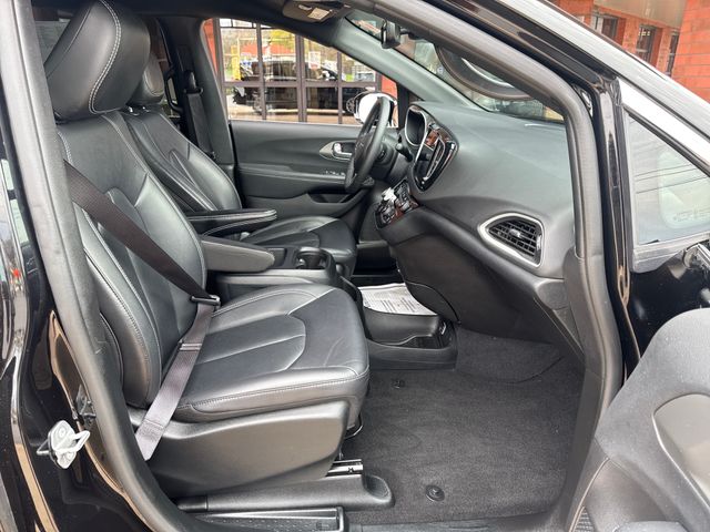Used 2025 Chrysler Pacifica - photo 34