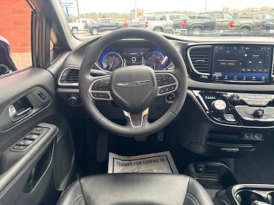 Used 2025 Chrysler Pacifica - photo 2