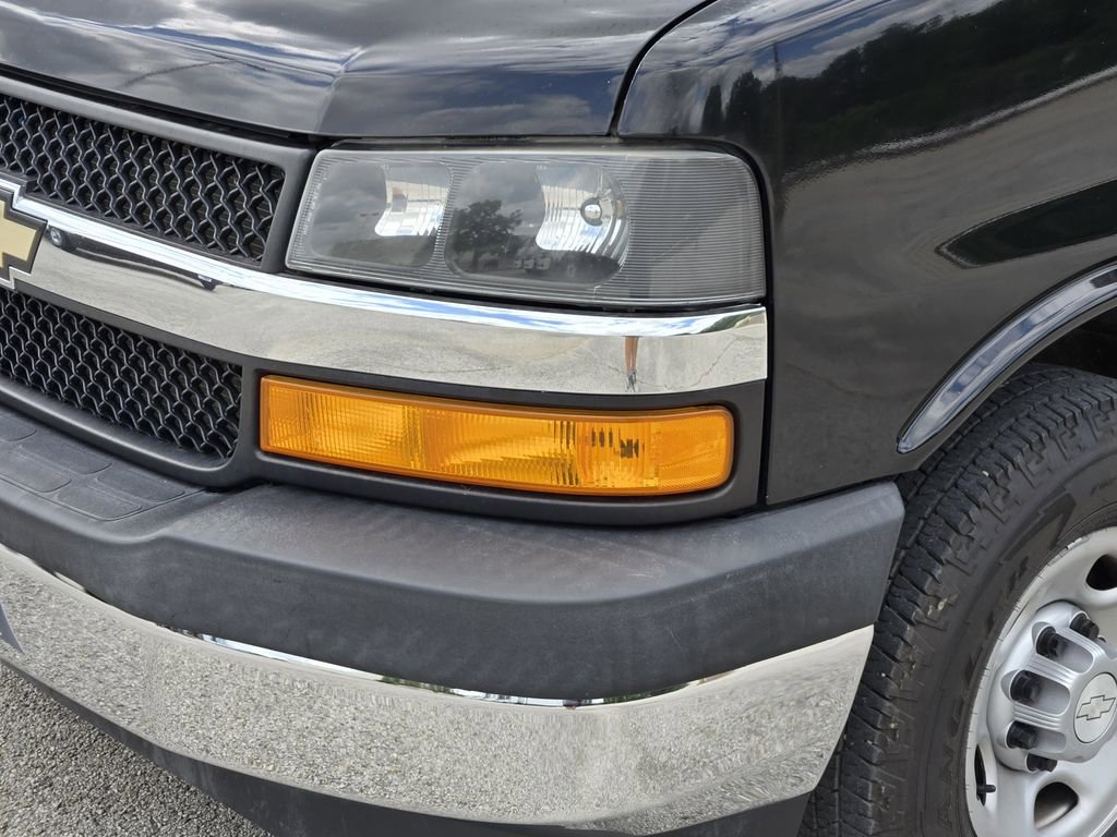 Used 2018 Chevrolet Express 2500 - photo 11