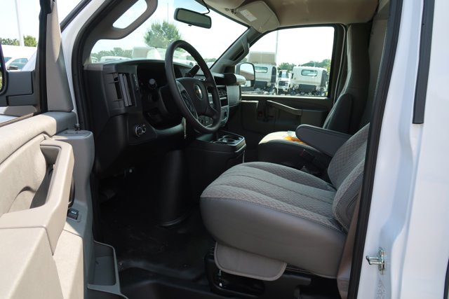 New 2025 Summit White Chevrolet  image 9