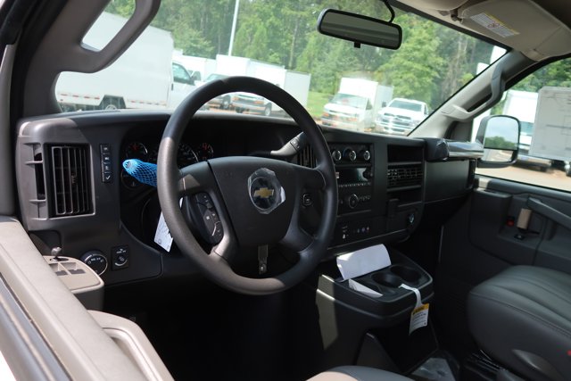 New 2025 Summit White Chevrolet  image 9