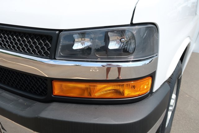 New 2025 Summit White Chevrolet  image 5