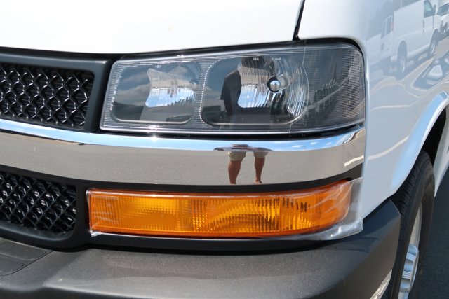 New 2025 Summit White Chevrolet  image 7