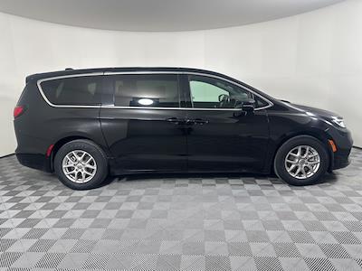 Used 2025 Chrysler Pacifica Select Minivan for sale #A7038 - photo 2