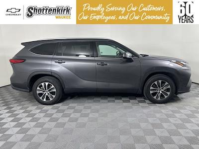 Used 2022 Toyota Highlander - photo 1