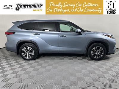Used 2022 Toyota Highlander - photo 1