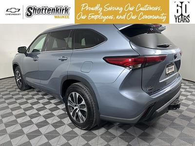 Used 2022 Toyota Highlander - photo 1
