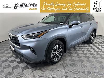 Used 2022 Toyota Highlander - photo 1