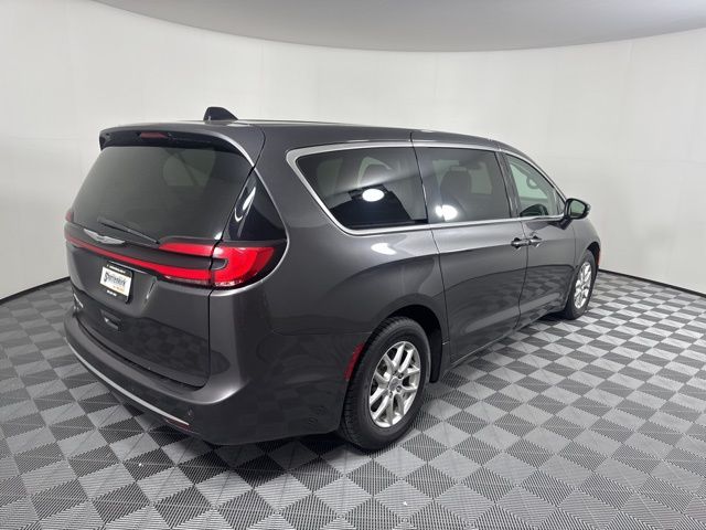 Used 2023 Chrysler Pacifica - photo 2