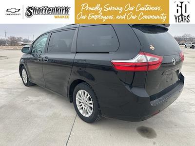 Used 2017 Toyota Sienna - photo 1