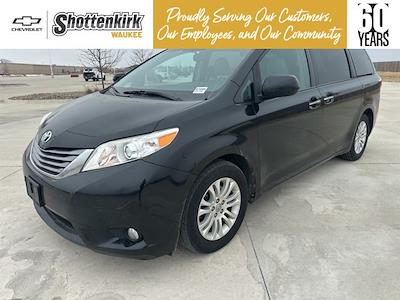 Used 2017 Toyota Sienna - photo 1
