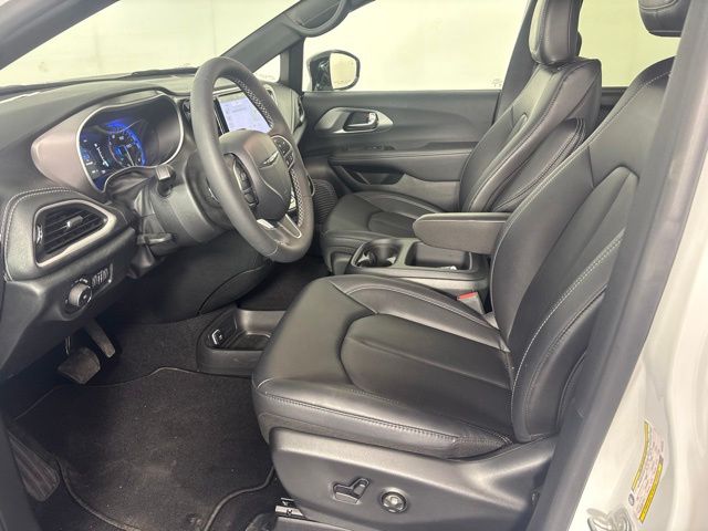 Used 2025 Chrysler Pacifica - photo 2