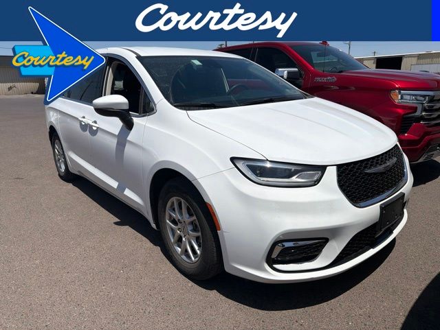 Used 2023 Chrysler Pacifica - photo 1