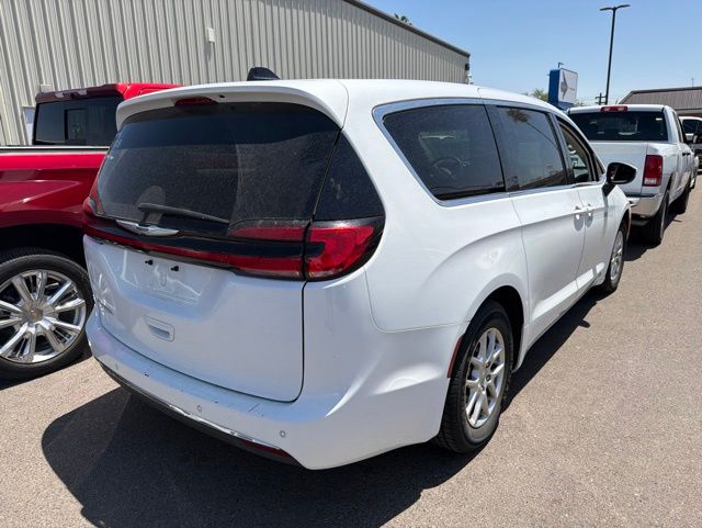 Used 2023 Chrysler Pacifica - photo 2