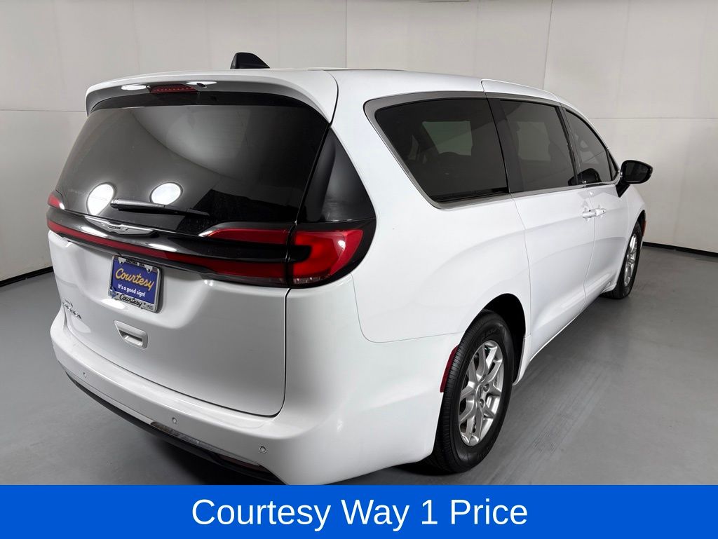Used 2025 Chrysler Pacifica - photo 32