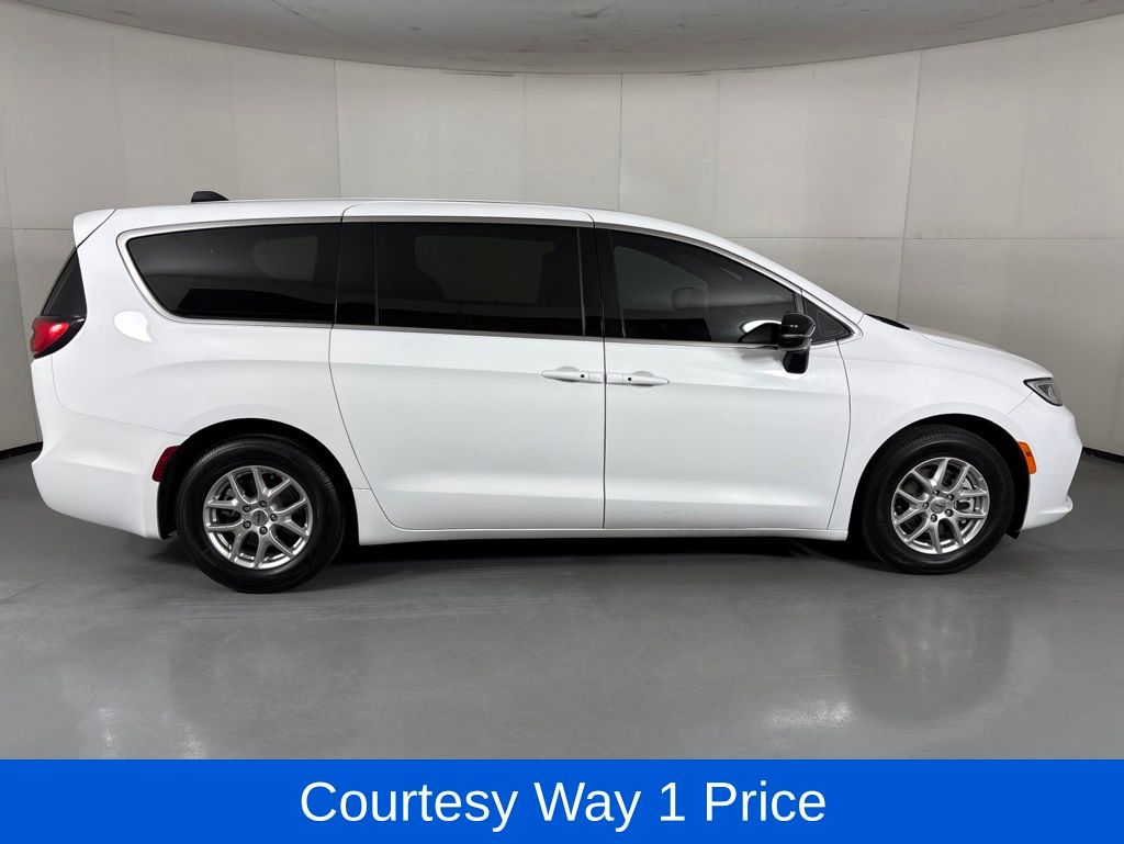 Used 2025 Chrysler Pacifica - photo 33