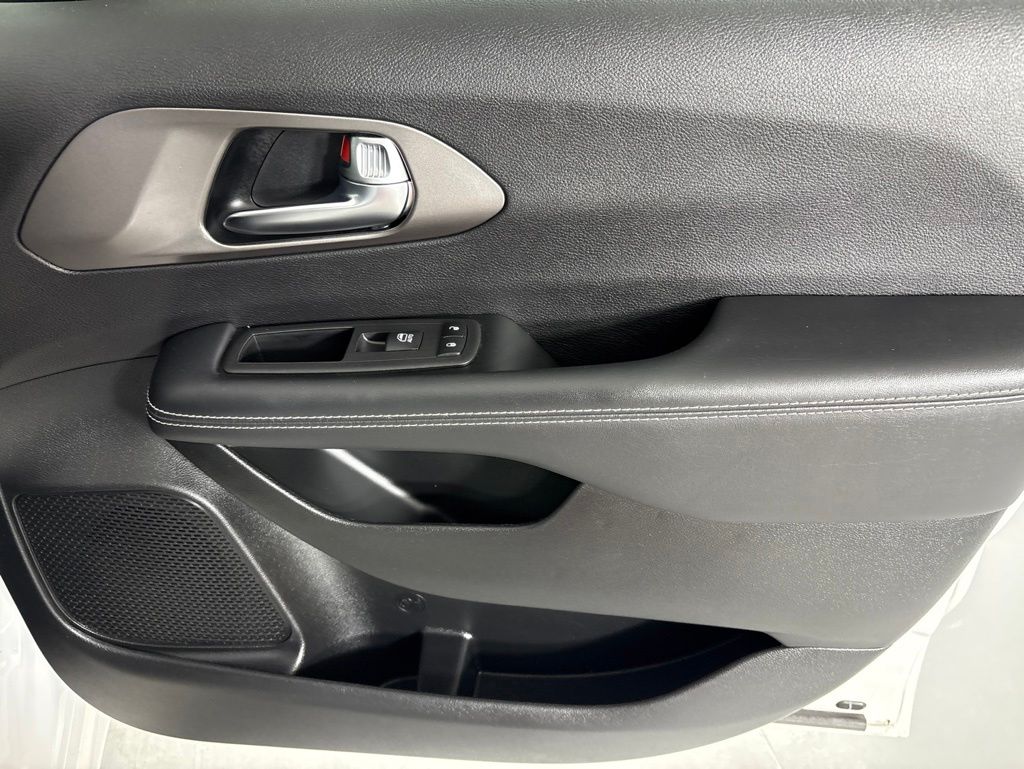 Used 2025 Chrysler Pacifica - photo 40