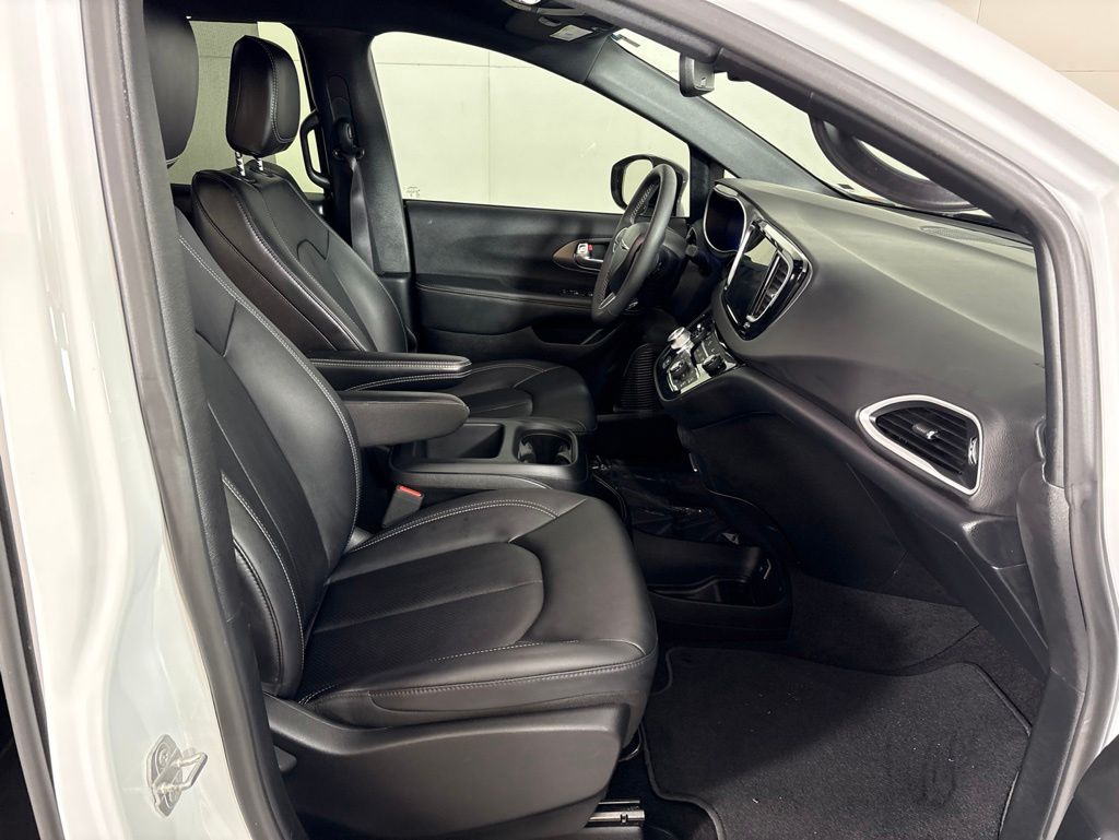 Used 2025 Chrysler Pacifica - photo 41
