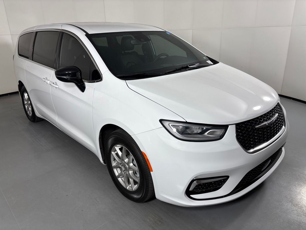 Used 2025 Chrysler Pacifica - photo 24