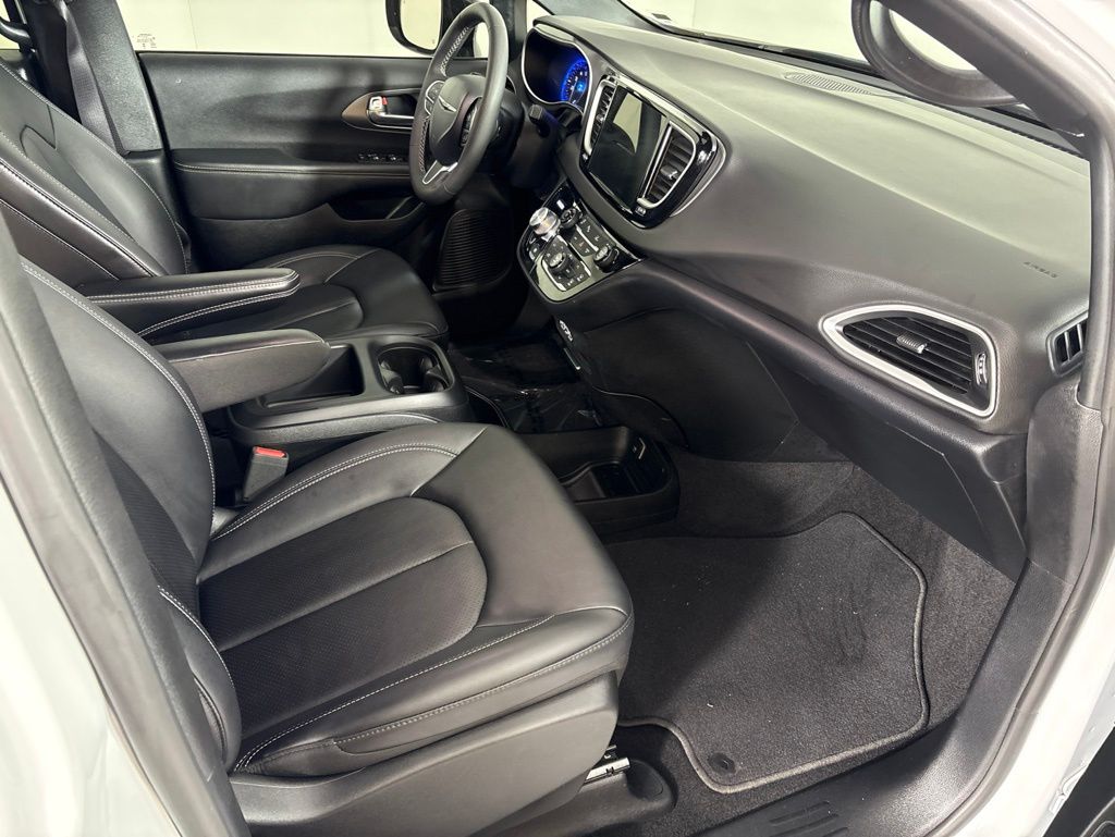 Used 2025 Chrysler Pacifica - photo 42