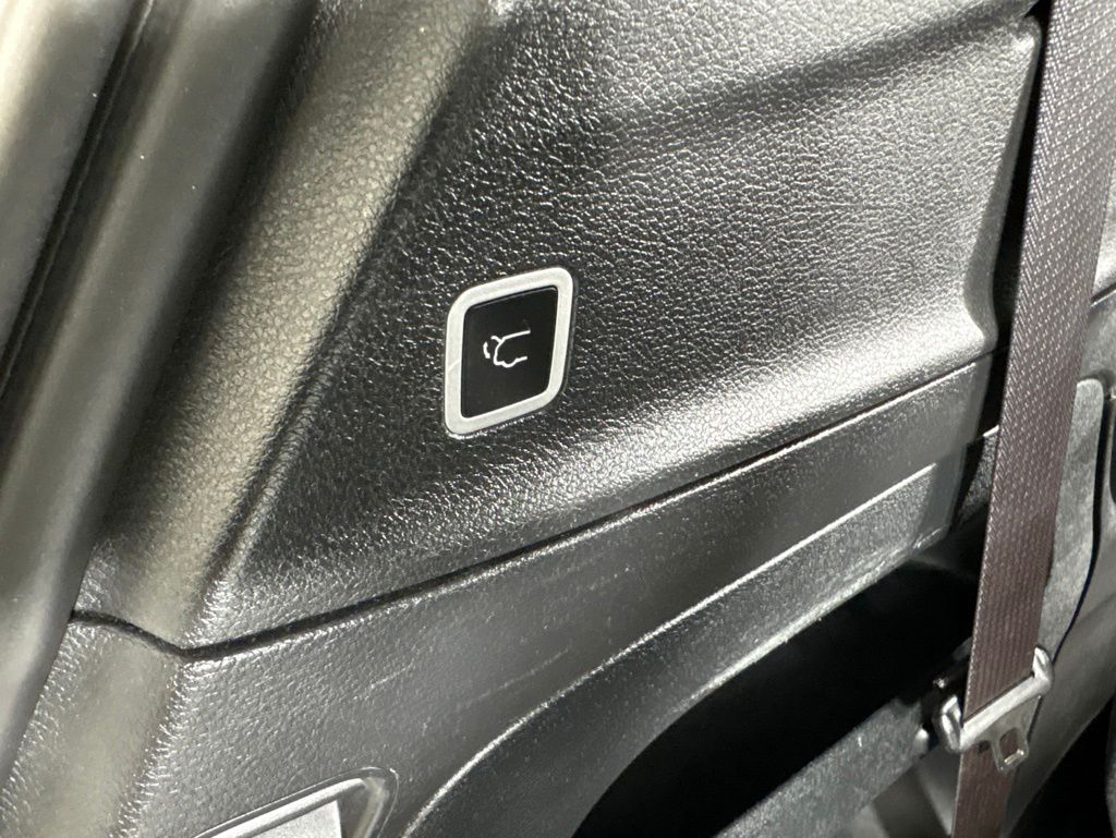 Used 2025 Chrysler Pacifica - photo 2