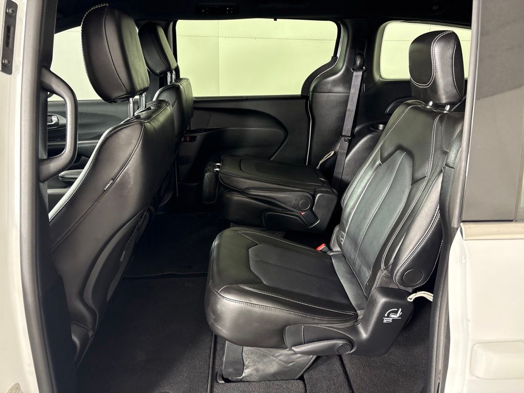 Used 2025 Chrysler Pacifica - photo 5