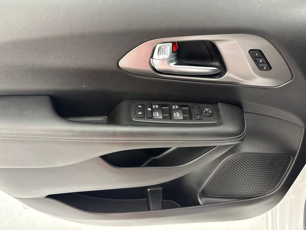 Used 2025 Chrysler Pacifica - photo 6