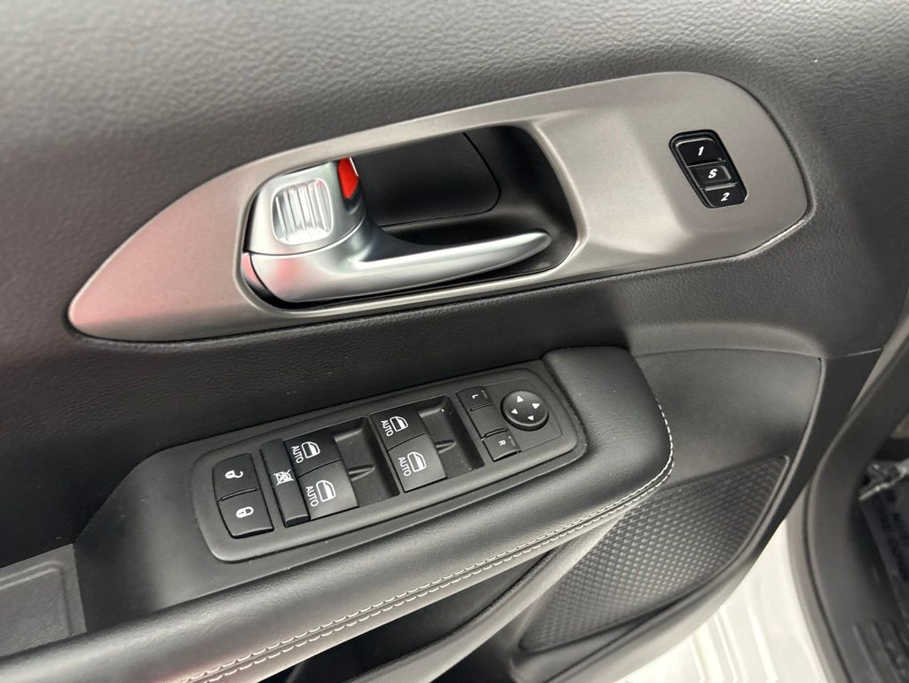 Used 2025 Chrysler Pacifica - photo 7