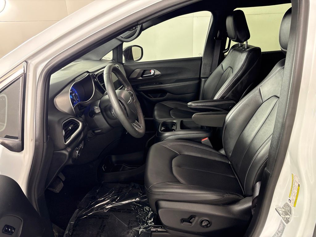 Used 2025 Chrysler Pacifica - photo 8