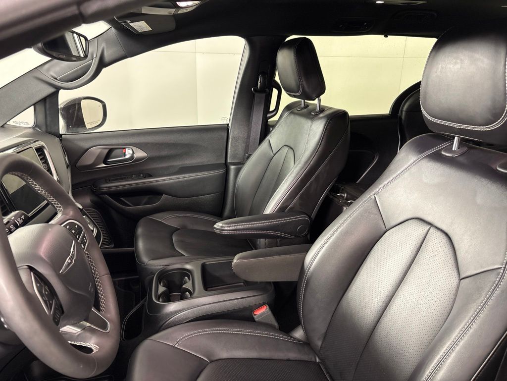 Used 2025 Chrysler Pacifica - photo 10