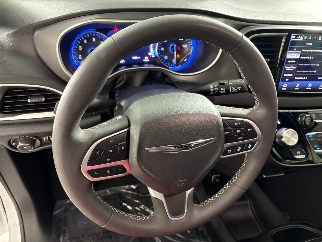 Used 2025 Chrysler Pacifica - photo 11