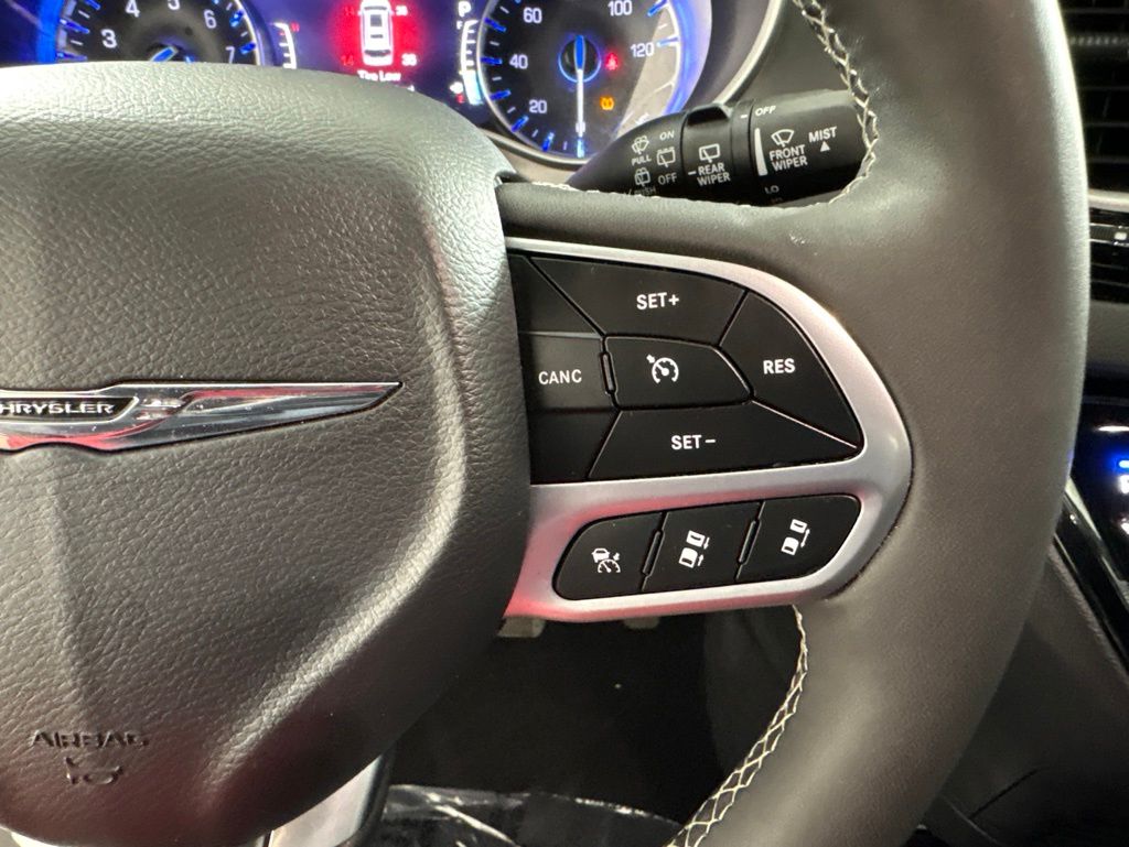 Used 2025 Chrysler Pacifica - photo 12