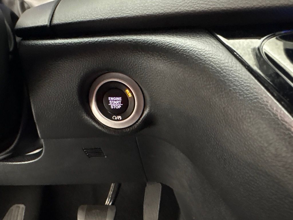 Used 2025 Chrysler Pacifica - photo 13