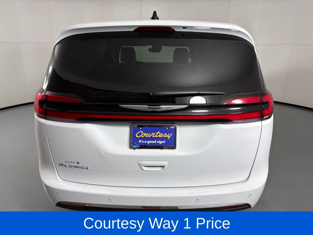 Used 2025 Chrysler Pacifica - photo 31