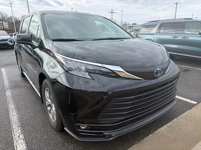 Used 2025 Toyota Sienna - photo 1