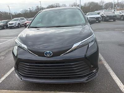 Used 2025 Toyota Sienna - photo 1