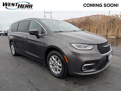 Used 2023 Chrysler Pacifica - photo 1
