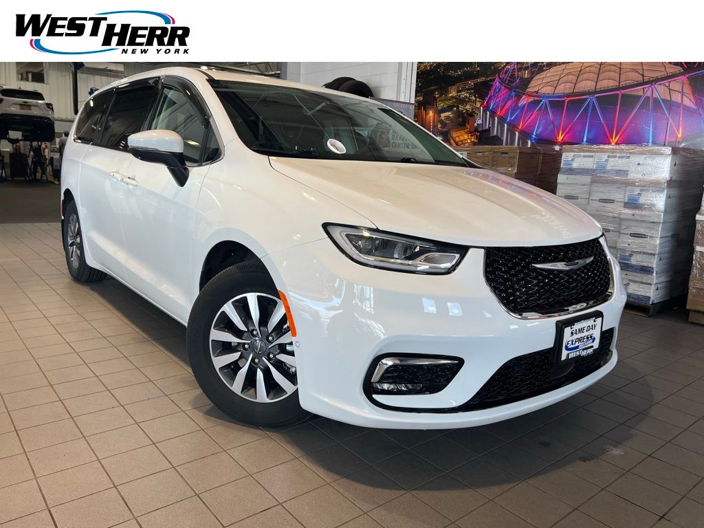 Used 2023 Chrysler Pacifica - photo 1