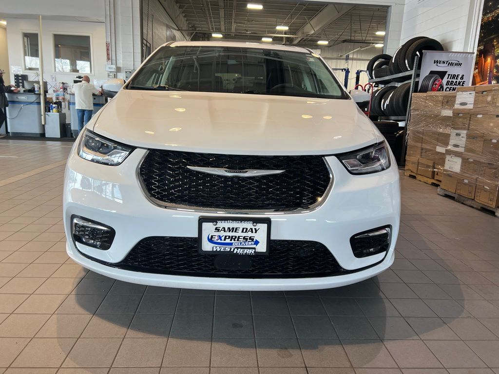 Used 2023 Chrysler Pacifica - photo 5