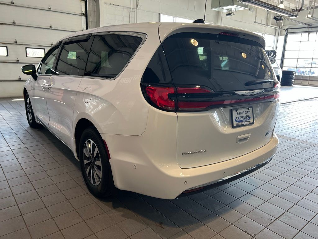 Used 2023 Chrysler Pacifica - photo 8