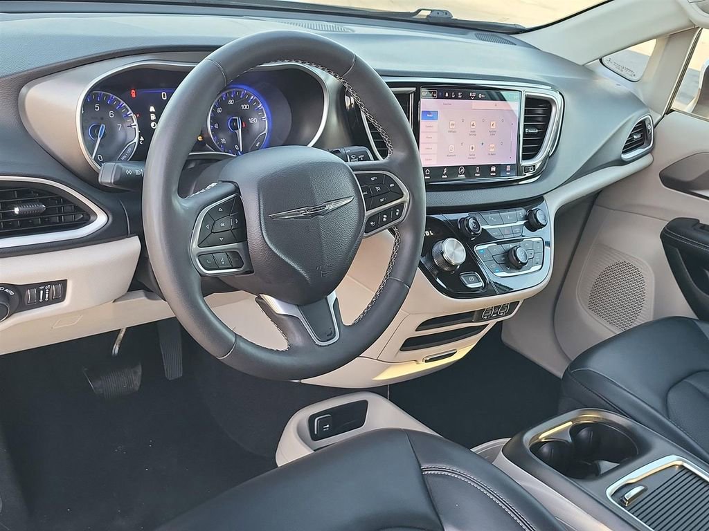 Used 2023 Chrysler Pacifica - photo 10