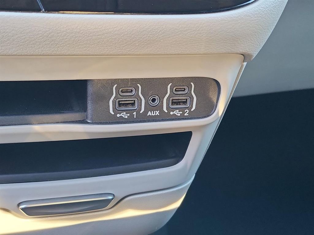 Used 2023 Chrysler Pacifica - photo 35