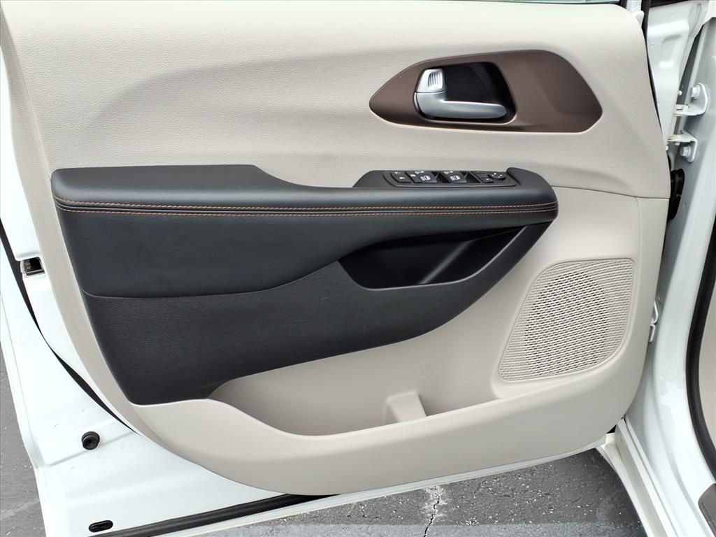 Used 2017 Chrysler Pacifica - photo 12