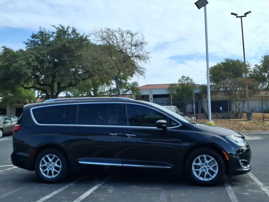 Used 2020 Chrysler Pacifica - photo 2