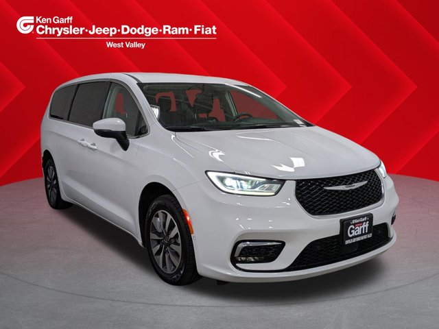 Used 2023 Chrysler Pacifica - photo 1