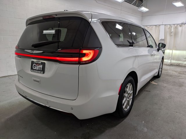 Used 2023 Chrysler Pacifica - photo 2