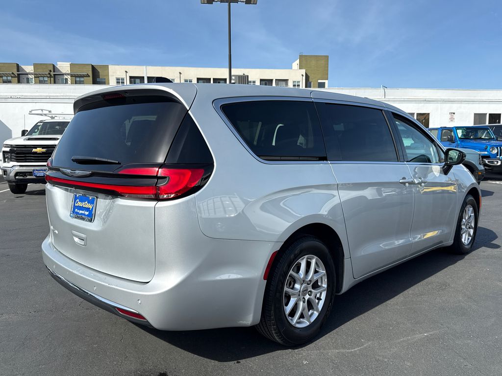 Used 2024 Chrysler Pacifica - photo 2