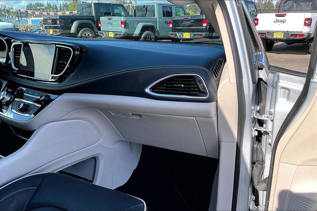 Used 2023 Chrysler Pacifica - photo 18